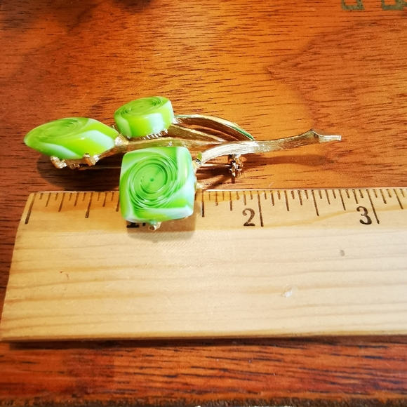 Gold Tone and Green Swirl Acrylic Floral Brooch - Picture 13 of 13